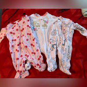 3 Pijamas, size newborn.